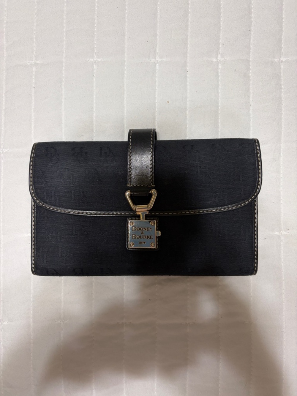 Vintage Dooney and Bourke black locking clasp wallet